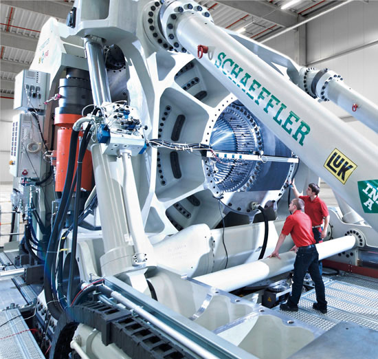Test stand with Hänchen test acutaors - Large-size bearing test stand from Schaeffler